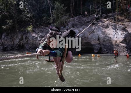 © Chris Huby/Le Pictorium/MAXPPP - 29/12/2023 Chris Huby/Le Pictorium - 29/12/2023 - Birmanie/Karen (Region) - Camp des Free Burma Rangers - Zone d'entrainement de la nage et de la traversee a corde, epreuve de la Journee avant la remise des diplomes FBR. Des campements de Refugies aux Villages bombardes, rencontre avec une population martyrisee par la junte et decouverte de l'action humanaire des FBR. La Birmanie Continue sa descente aux enfers depuis trois ans, dans une Indifference quasi totale, et il EST Important de rapporter l'Engagement des FBR aupres de ce peuple qui Stockfoto