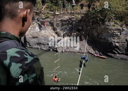 © Chris Huby/Le Pictorium/MAXPPP - 29/12/2023 Chris Huby/Le Pictorium - 29/12/2023 - Birmanie/Karen (Region) - Camp des Free Burma Rangers - Zone d'entrainement de la nage et de la traversee a corde, epreuve de la Journee avant la remise des diplomes FBR. Des campements de Refugies aux Villages bombardes, rencontre avec une population martyrisee par la junte et decouverte de l'action humanaire des FBR. La Birmanie Continue sa descente aux enfers depuis trois ans, dans une Indifference quasi totale, et il EST Important de rapporter l'Engagement des FBR aupres de ce peuple qui Stockfoto