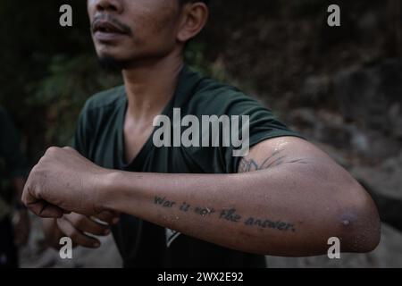 © Chris Huby/Le Pictorium/MAXPPP - 29/12/2023 Chris Huby/Le Pictorium - 29/12/2023 - Birmanie/Karen (Region) - Camp des Free Burma Rangers - Zone d'entrainement de la nage et de la traversee a corde, epreuve de la Journee avant la remise des diplomes FBR. Des campements de Refugies aux Villages bombardes, rencontre avec une population martyrisee par la junte et decouverte de l'action humanaire des FBR. La Birmanie Continue sa descente aux enfers depuis trois ans, dans une Indifference quasi totale, et il EST Important de rapporter l'Engagement des FBR aupres de ce peuple qui Stockfoto