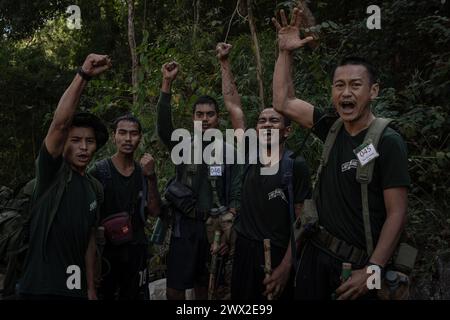 © Chris Huby/Le Pictorium/MAXPPP - 29/12/2023 Chris Huby/Le Pictorium - 29/12/2023 - Birmanie/Karen (Region) - Camp des Free Burma Rangers - Zone d'entrainement de la nage et de la traversee a corde, epreuve de la Journee avant la remise des diplomes FBR. Des campements de Refugies aux Villages bombardes, rencontre avec une population martyrisee par la junte et decouverte de l'action humanaire des FBR. La Birmanie Continue sa descente aux enfers depuis trois ans, dans une Indifference quasi totale, et il EST Important de rapporter l'Engagement des FBR aupres de ce peuple qui Stockfoto