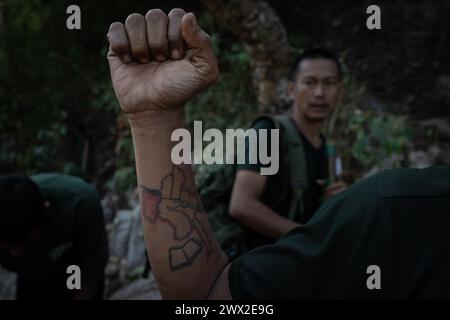 © Chris Huby/Le Pictorium/MAXPPP - 29/12/2023 Chris Huby/Le Pictorium - 29/12/2023 - Birmanie/Karen (Region) - Camp des Free Burma Rangers - Zone d'entrainement de la nage et de la traversee a corde, epreuve de la Journee avant la remise des diplomes FBR. Des campements de Refugies aux Villages bombardes, rencontre avec une population martyrisee par la junte et decouverte de l'action humanaire des FBR. La Birmanie Continue sa descente aux enfers depuis trois ans, dans une Indifference quasi totale, et il EST Important de rapporter l'Engagement des FBR aupres de ce peuple qui Stockfoto