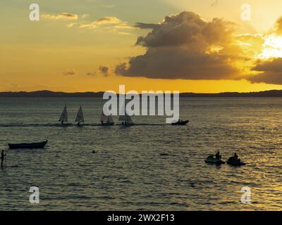 Salvador, Bahia, Brasilien - 01. Juni 2019: Blick auf den dramatischen Sonnenuntergang am Strand von Porto da Barra in der Stadt Salvador, Bahia. Stockfoto