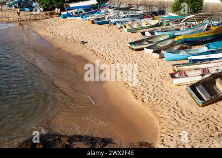 Salvador, Bahia, Brasilien - 19. Dezember 2021: Blick auf die Boote, die am Strand von Rio Vermelho in der Stadt Salvador, Bahia, angedockt wurden. Stockfoto