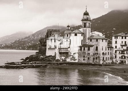 Camogli Italien liegt in einem farbenfrohen, friedlichen Küstendorf in Ligurien, Italien. Ein ruhiges, ruhiges Dorf mit Häusern und Restaurants. Stockfoto