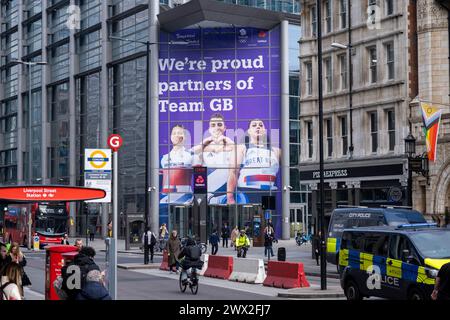 Team GB BMX Radrennfahrer Beth Shriever, Turner Max Whitlock, dreimalige Olympiasiegerin und Gewichtheber Emily Campbell, die am 7. März 2024 vor dem Hauptquartier der NatWest Bank in London, Vereinigtes Königreich, an einer großen Promotion für die Olympischen Spiele 2024 teilnahm. Stockfoto