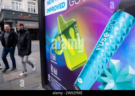 Vape-Shop, in dem Einweg-Vapes verkauft werden, einschließlich der Vuse Go-Reihe, wie am 6. März 2024 in London, Vereinigtes Königreich, außerhalb des Ladens beworben. Das Verdampfen wird oft als sichere oder sicherere Alternative zum Rauchen angesehen. Es ist auch relativ neu auf dem Markt und hat erst in den letzten zehn Jahren den Mainstream erreicht. Einweg-Vape-Stifte sind nicht wiederaufladbare Geräte, die in der Regel fertig mit E-Liquid geliefert werden. In jüngster Zeit gab es viele Debatten über die öffentliche Gesundheit, insbesondere über die Verfügbarkeit von Vape-Produkten für Kinder, insbesondere Einwegdampf. Stockfoto