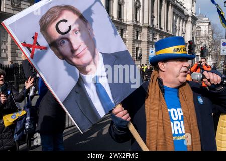 Am Tag, an dem der konservative Kanzler Jeremy Hunt, Abgeordneter des Finanzministeriums, seine Rede vor der Wahl hält, ruft Steve Bray mit seinem Plakat Slogans, der den Kanzler in Westminster kritisiert, um gegen die von Tory betriebene Wirtschaft am 6. März 2024 in London, Großbritannien, zu protestieren. Stockfoto