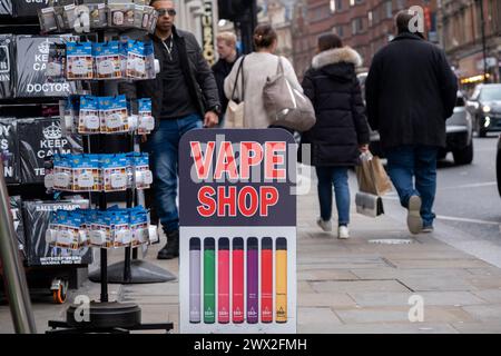 Vape-Shop mit Einweg-Vapes am 6. März 2024 in London, Großbritannien. Das Verdampfen wird oft als sichere oder sicherere Alternative zum Rauchen angesehen. Es ist auch relativ neu auf dem Markt und hat erst in den letzten zehn Jahren den Mainstream erreicht. Einweg-Vape-Stifte sind nicht wiederaufladbare Geräte, die in der Regel fertig mit E-Liquid geliefert werden. In jüngster Zeit gab es viele Debatten über die öffentliche Gesundheit, insbesondere über die Verfügbarkeit von Vape-Produkten für Kinder, insbesondere Einwegdampf. Stockfoto