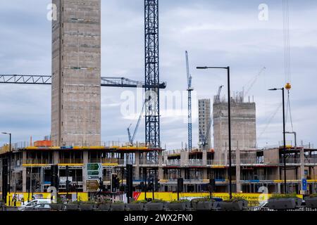 Neue Wohnhäuser im Bau als Teil einer Bebauung/Sanierung in der Nähe des Stadtzentrums, da am 21. März 2023 in Birmingham, Großbritannien, neue Turmblöcke entstehen. Die Stadt befindet sich in einer langfristigen und umfassenden Sanierung, wobei ein Großteil der industriellen Vergangenheit abgerissen und in neue Wohnungen für Wohnhäuser umgewandelt wird. Stockfoto