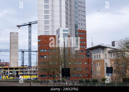 Neue Wohnhäuser im Bau als Teil einer Bebauung/Sanierung in der Nähe des Stadtzentrums, da am 21. März 2023 in Birmingham, Großbritannien, neue Turmblöcke entstehen. Die Stadt befindet sich in einer langfristigen und umfassenden Sanierung, wobei ein Großteil der industriellen Vergangenheit abgerissen und in neue Wohnungen für Wohnhäuser umgewandelt wird. Stockfoto