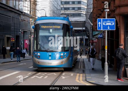 West Midland Metro Straßenbahnnetz im Stadtzentrum am 21. März 2024 in Birmingham, Großbritannien. Die West Midland Metro ist eine Straßenbahnlinie, die auf Straßen in städtischen Gebieten verkehrt und die konventionellen Gleise wiedereröffnet, die die Städte und Städte miteinander verbinden. Die Eigentümer sind Transport for West Midlands mit Betrieb durch Midland Metro Limited. Stockfoto