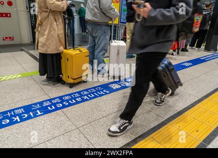 Passagiere zur Hauptverkehrszeit am Bahnhof Osaka, Japan Stockfoto