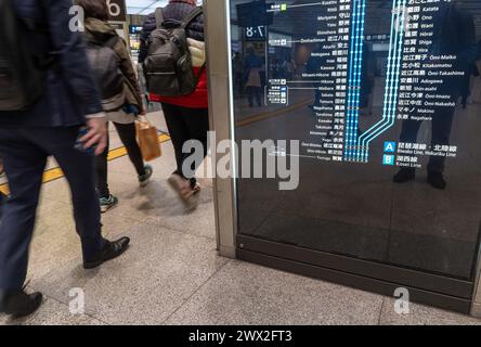 Passagiere zur Hauptverkehrszeit am Bahnhof Osaka, Japan Stockfoto