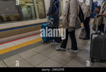 Passagiere zur Hauptverkehrszeit am Bahnhof Osaka, Japan Stockfoto