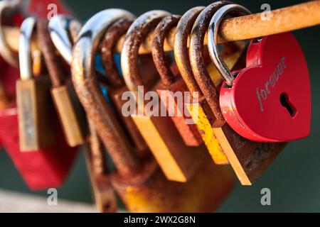 Love Locks verwittert auf Einer Kette auf Einer Brücke Stockfoto