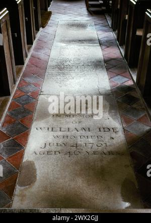 St. Mary the Virgin Church, up Waltham, West Sussex, England. 3 Grabplatten/Gedenkstätten im Boden des Kirchenschiffs. Am nächsten bei William IDE, starb 1761. Stockfoto