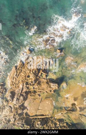 Luftaufnahme von oben auf eine felsige Küste, Drohnenfotografie Stockfoto