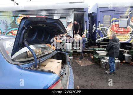 Nicht exklusiv: CHARKIW, UKRAINE - 26. MÄRZ 2024 - Freiwillige und Mitarbeiter der ukrainischen Roten Kreuz-Gesellschaft bekommen Mittagessen für Patienten in Krankenhäusern Stockfoto