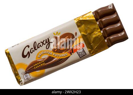 Tiegel Galaxy Smooth Caramel Schokoladenriegel geöffnet, um Inhalt hellere Zukunft auf weißem Hintergrund zu zeigen Stockfoto