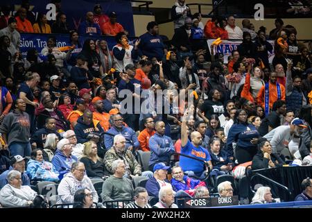 Kansas City, Usa. März 2024. Fans der Langston University reagieren auf das NAIA-Meisterschaftsspiel am Dienstag, den 26. März 2024, in Kansas City, Missouri. (Foto: Jay Wiggins/SIPA USA) Credit: SIPA USA/Alamy Live News Stockfoto