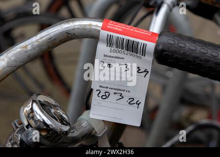 Nahaufnahme Warnaufkleber Fahrräder Werden Nach Diesem Datum In Amsterdam, Niederlande, 21-3-2024 Entfernt Stockfoto