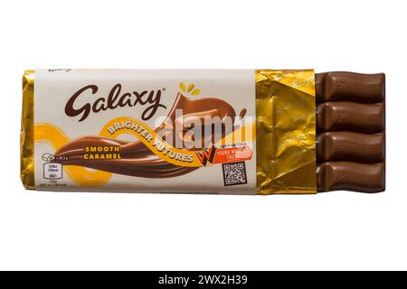 Tiegel Galaxy Smooth Caramel Schokoladenriegel geöffnet, um Inhalt hellere Zukunft auf weißem Hintergrund zu zeigen Stockfoto