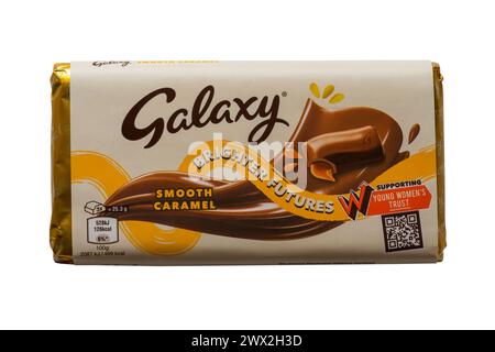 Tiegel von Galaxy glatte Karamell Schokolade Bar hellere Zukunft isoliert auf weißem Hintergrund Stockfoto