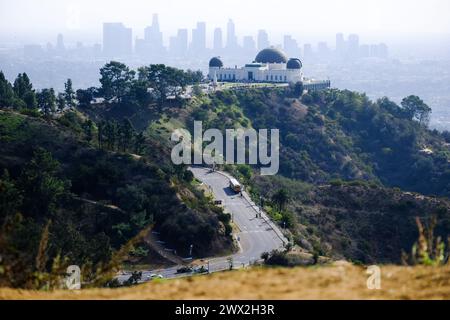 Griffith Observatory im Griffith Park, Los Angeles, Kalifornien, USA. Mit über 4.000 Hektar ist der Park einer der größten städtischen Parks der Welt. Stockfoto