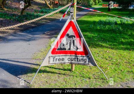 Ein Schild, das einen Weg in einem Landpark im County Down blockiert, um die öffentliche Sicherheit zu gewährleisten. Stockfoto