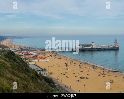 West Cliff, Bournemouth, Großbritannien - 7. September 2023: Blick von der Klippe auf den Pier und die Menschen an den Stränden. Stockfoto