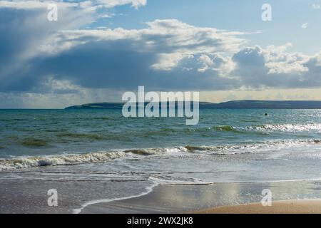 Bournemouth, Großbritannien - 22. September 2023: Bournemouth West Beach mit Studland im Hintergrund. Stockfoto