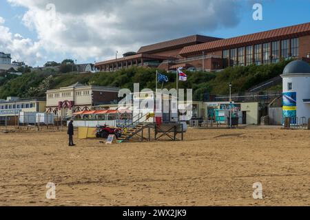 Bournemouth, Großbritannien - 22. September 2023: RNLI Lifeguard Post am West Beach. Stockfoto