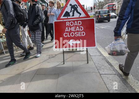 London, Großbritannien. Schild „Straße geschlossen“ Stockfoto