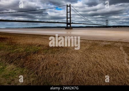 Humber Bridge, nahe Kingston upon Hull, East Riding of Yorkshire, England, März 2024 The Humber Bridge, nahe Kingston upon Hull, East Riding of Yorks Stockfoto