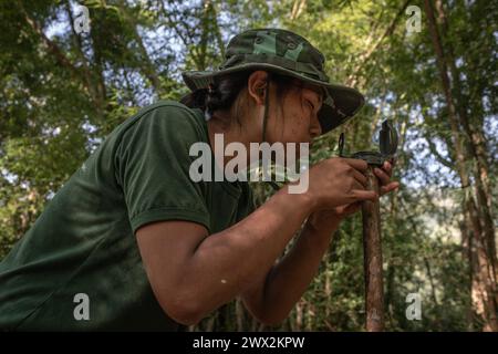 © Chris Huby/Le Pictorium/MAXPPP - 29/12/2023 Chris Huby/Le Pictorium - 29/12/2023 - Birmanie/Karen (Region) - Camp des Free Burma Rangers - Zone de faux deminage, une epreuve parmi d'autres pour obtenir le diplome de FBR Apres 4 mois d'entrainement intensiv. Des campements de Refugies aux Villages bombardes, rencontre avec une population martyrisee par la junte et decouverte de l'action humanaire des FBR. La Birmanie Continue sa descente aux enfers depuis trois ans, dans une Indifference quasi totale, et il EST Important de rapporter l'Engagement des FBR aupres de ce peuple Stockfoto