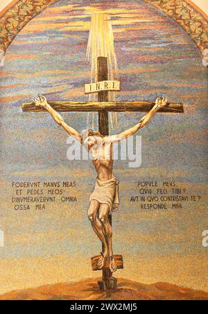 MAILAND, ITALIEN - 4. MÄRZ 2024: Das Mosaik der Kreuzigung in der Kirche Chiesa di San Agostino von unbekanntem Künstler von 20. Cent. Stockfoto