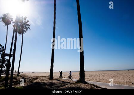 Radfahrer fahren am Venice Beach in Los Angeles, Kalifornien, USA Stockfoto