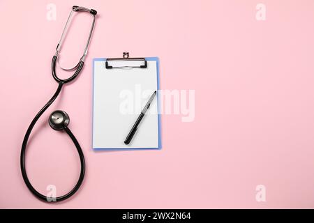 Endokrinologie. Stethoskop, Zwischenablage und Stift auf rosa Hintergrund, Draufsicht. Leerzeichen für Text Stockfoto