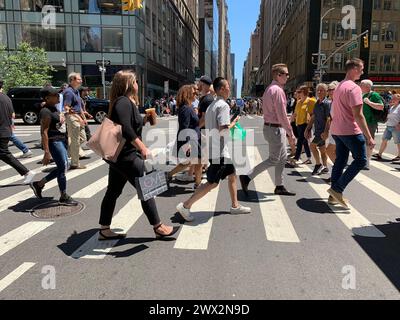 Die Leute machen sich über die Straße auf, indem sie den Straßenübergang in New York City benutzen Stockfoto