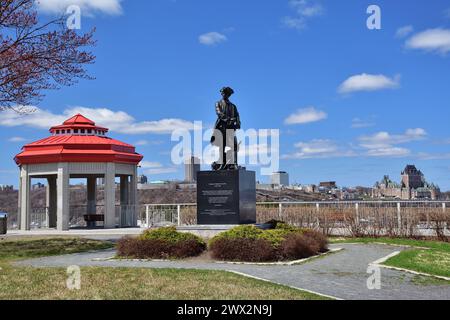 Levis Québec Park Aussichtsterrasse mit Blick auf die St. Lawrence River. Roter Pavillon auf der Terrasse du Chevalier de Levis Stockfoto