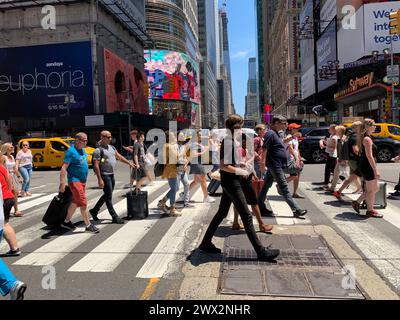 Die Leute machen sich über die Straße auf, indem sie den Straßenübergang in New York City benutzen Stockfoto