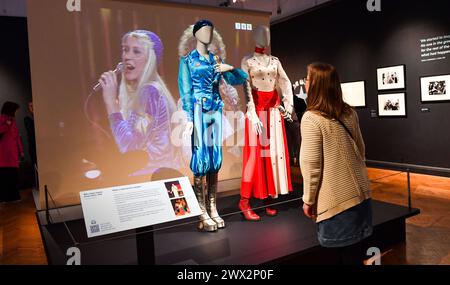 Brighton UK 27. März 2024 - Outfits der Abba-Tribute-Band Bjorn wieder auf der ABBA zu sehen: One Week in Brighton Pressetag im Brighton Museum anlässlich des 50-jährigen Sieges des Eurovision Song Contests. Die Ausstellung öffnet morgen für die Öffentlichkeit: Credit Simon Dack / Alamy Live News Stockfoto