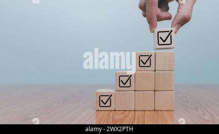 Checkliste Konzept, Business Person Checkliste Ankreuzen Antwort Anmelden Kontrollkästchen, Validierung Online Fragebogen Qualitätskontrolldokument, Mann verwenden Stift zu ti Stockfoto