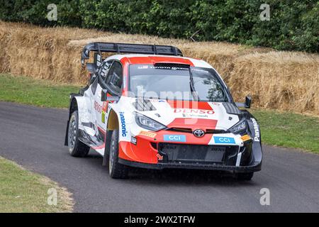 2022 Toyota GR Yaris Rally1 WRC Rennfahrer mit Fahrer Elfyn Evans beim Goodwood Festival of Speed 2023 in Sussex, Großbritannien Stockfoto