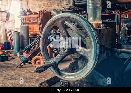 Teil einer Spannmaschine. Ansicht der alten Maschine in der Oldtimer-Werkstatt. Stockfoto