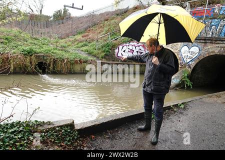 Der Führer der Liberaldemokraten Sir Ed Davey am Hogsmill River in Berrylands im Südwesten Londons. Sir Ed hat die Regierung dringend aufgefordert, einen nationalen Umweltnotstand auszurufen, da die Daten der Umweltbehörde zeigen, dass Sturmüberläufe Abwasser in Flüsse und Meere in England 2023 mehr als 3,6 Millionen Stunden lang in Flüsse und Meere abführten, mehr als doppelt so viel wie im Vorjahr. Bilddatum: Mittwoch, 27. März 2024. Stockfoto