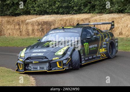 Steve Biagioni „Baggsy“ in seinem 2017 Nissan GT-R 1200 PS Drift Car beim Goodwood Festival of Speed 2023 in Sussex, Großbritannien. Stockfoto