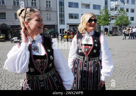 Kopenhagen/Dänemark, 17. Mai 2018 Norwegain feiern thier Nationalfeiertag am 17. Mai 2018 norwegische mit nationalen Kleid und mit Thier norwegain Flagge in Kopenhagen.. (Foto. Franz Joseph Dean/Deanpictures. Stockfoto