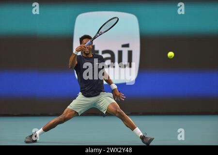 Miami Gardens, USA. März 2024. MIAMI GARDENS, FLORIDA - 25. MÄRZ: Gael Monfils (Frankreich) vs Carlos Alcaraz (Spanien) während des Miami Open Day 10 2024 präsentiert von Itaú im Hard Rock Stadium am 25. März 2024 in Miami Gardens, Florida. (Foto: JL/SIPA USA) Credit: SIPA USA/Alamy Live News Stockfoto