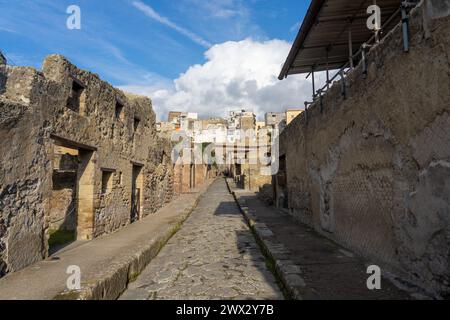 Gut erhaltene Straßen der antiken Stadt im archäologischen Park von Herculaneum, Neapel-Italien. Stockfoto